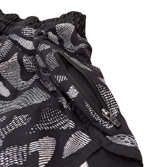 Lululemon Tracker Shorts Patterned, Mini Warp
White/Black Size 4 - Picture 6 of 14